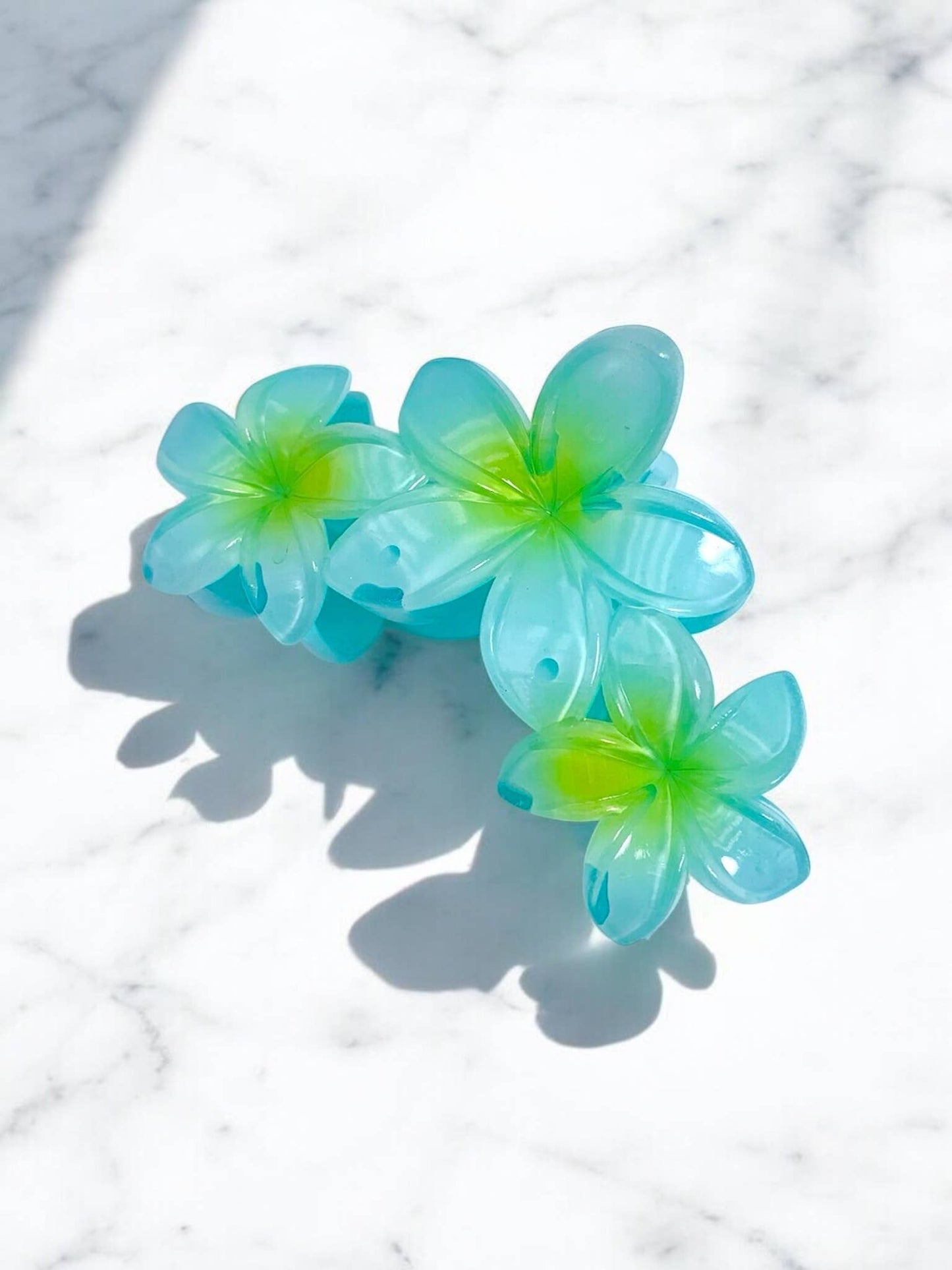 Ziedu formas matu sprādze - krāsaina