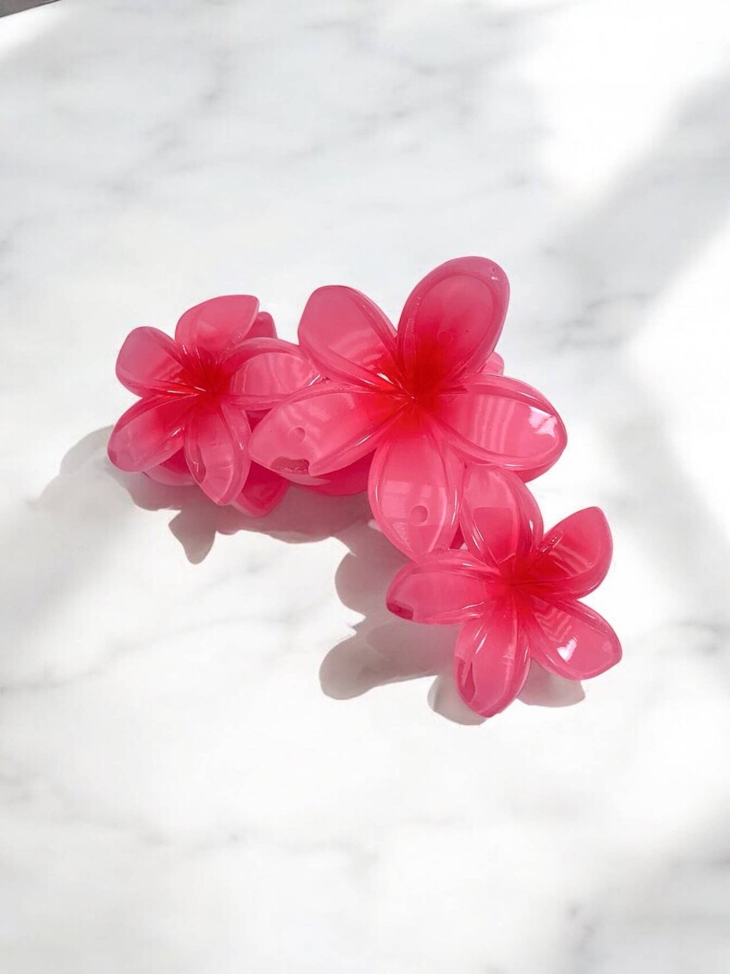 Ziedu formas matu sprādze - krāsaina