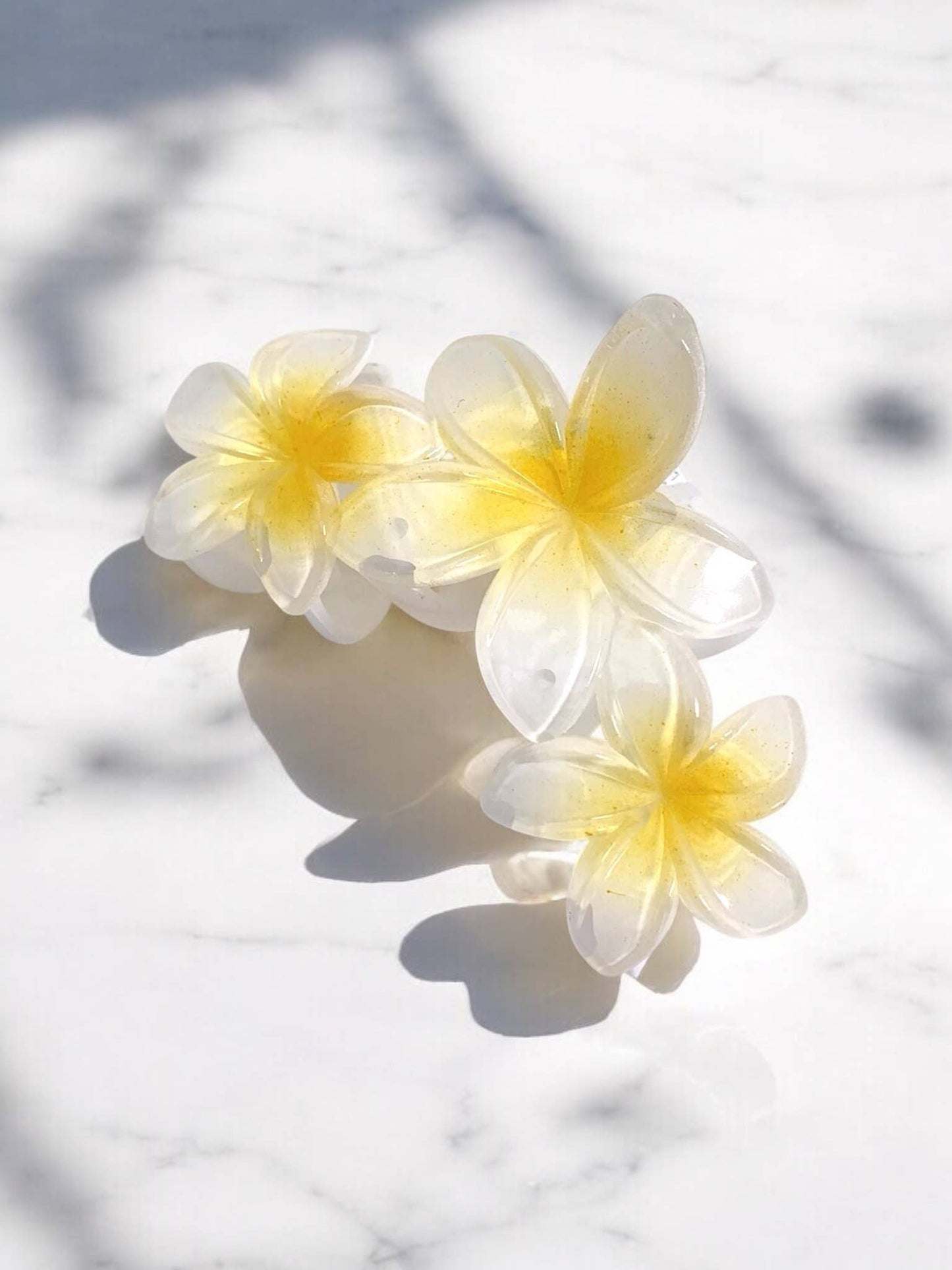 Ziedu formas matu sprādze - krāsaina