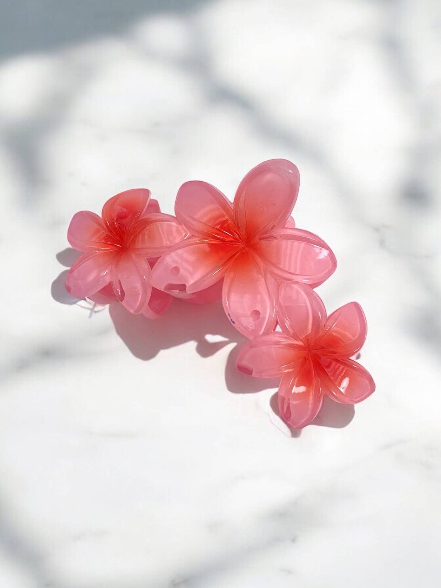 Ziedu formas matu sprādze - krāsaina