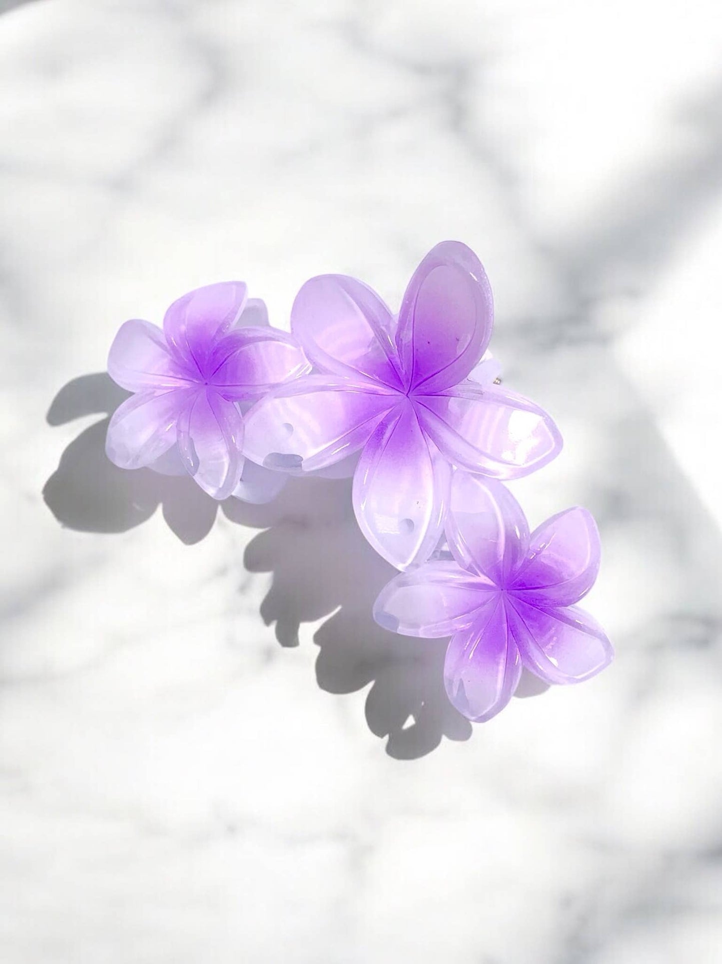 Ziedu formas matu sprādze - krāsaina