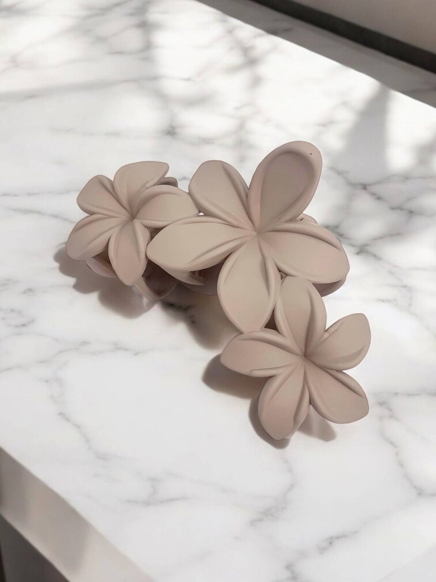 Ziedu matu sprādze - vienkrāsaina