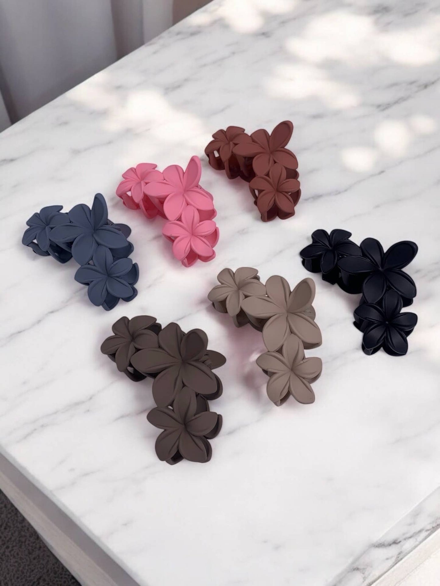 Ziedu matu sprādze - vienkrāsaina