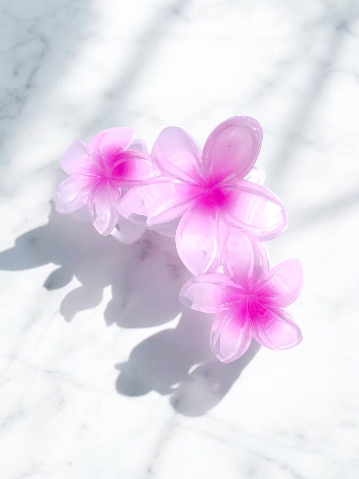 Ziedu formas matu sprādze - krāsaina